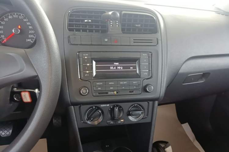 Used Volkswagen Polo 2016 1.4L Manual Fashion Model Audio And AC Panel
