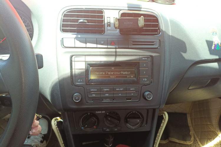 Used Volkswagen Polo 2016 1.4L Manual Fashion Model Audio And AC Panel