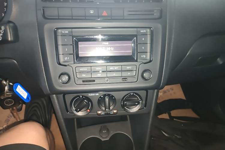 Used Volkswagen Polo 2016 1.4L Manual Fashion Model Audio And AC Panel