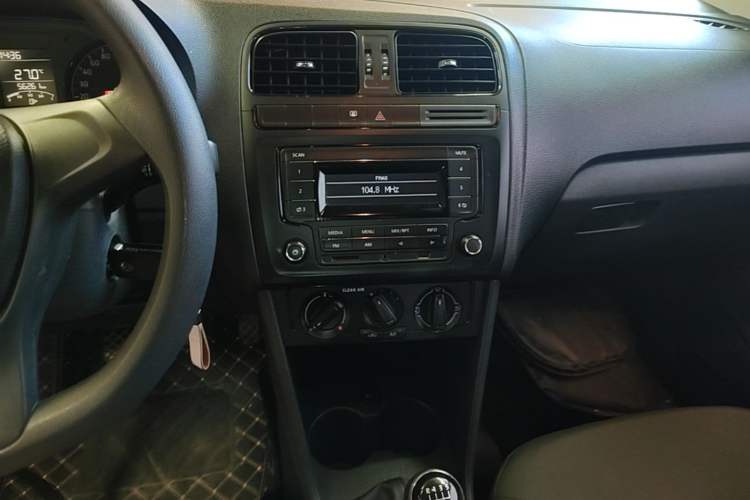 Used Volkswagen Polo 2016 1.4L Manual Fashion Model Audio And AC Panel