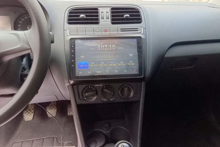 Used Volkswagen Polo 2016 1.4L Manual Fashion Model Audio And AC Panel