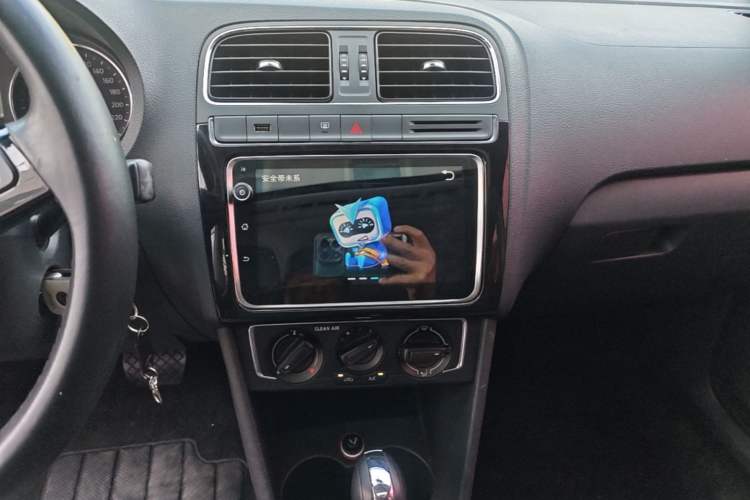Used Volkswagen Polo 2016 1.6L Automatic Comfort Model Audio And AC Panel