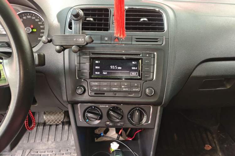 Used Volkswagen Polo 2016 1.6L Automatic Comfort Model Audio And AC Panel