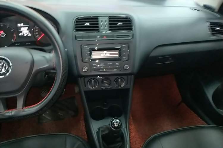 Used Volkswagen Polo 2016 1.4L Manual Fashion Model Audio And AC Panel