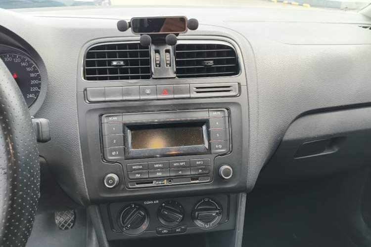 Used Volkswagen Polo 2016 1.4L Manual Fashion Model Audio And AC Panel