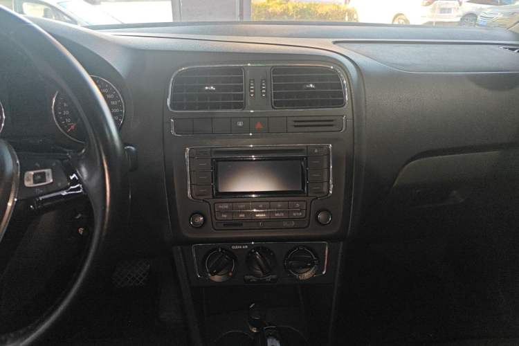 Used Volkswagen Polo 2016 1.6L Automatic Comfort Model Audio And AC Panel
