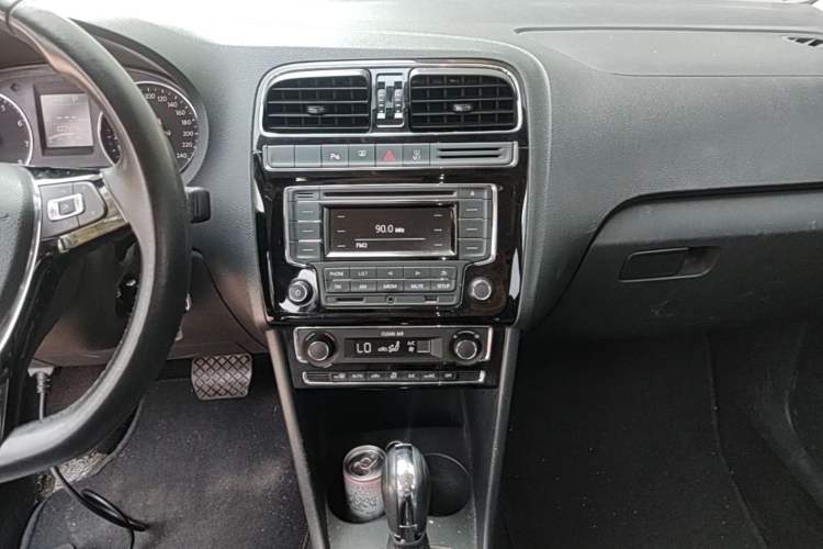 Used Volkswagen Polo 2016 1.6L Automatic Luxury Model Audio And AC Panel