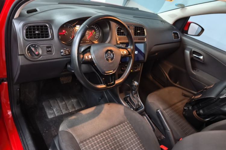 Used Volkswagen Polo 2016 1.6L Automatic Comfort Model Center Console