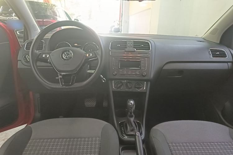 Used Volkswagen Polo 2016 1.6L Automatic Comfort Model Center Console