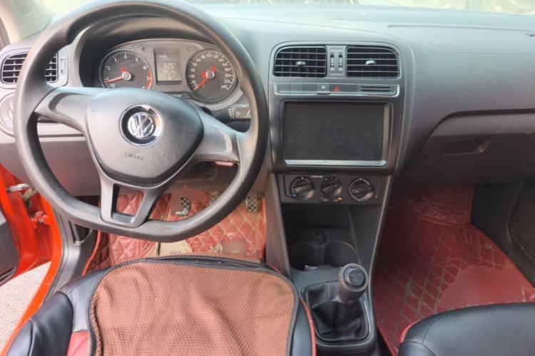 Used Volkswagen Polo 2016 1.4L Manual Fashion Model Center Console