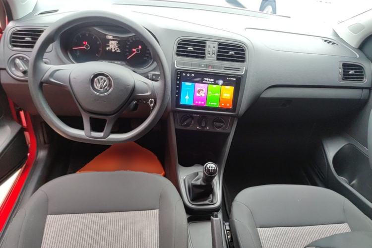 Used Volkswagen Polo 2016 1.4L Manual Fashion Model Center Console
