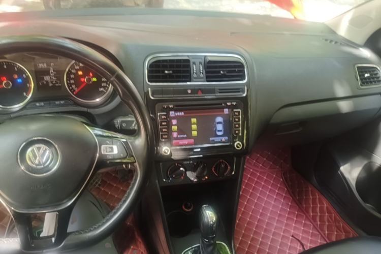 Used Volkswagen Polo 2016 1.6L Automatic Comfort Model Center Console