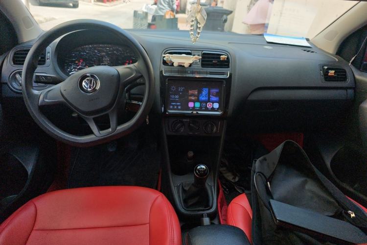 Used Volkswagen Polo 2016 1.4L Manual Fashion Model Center Console