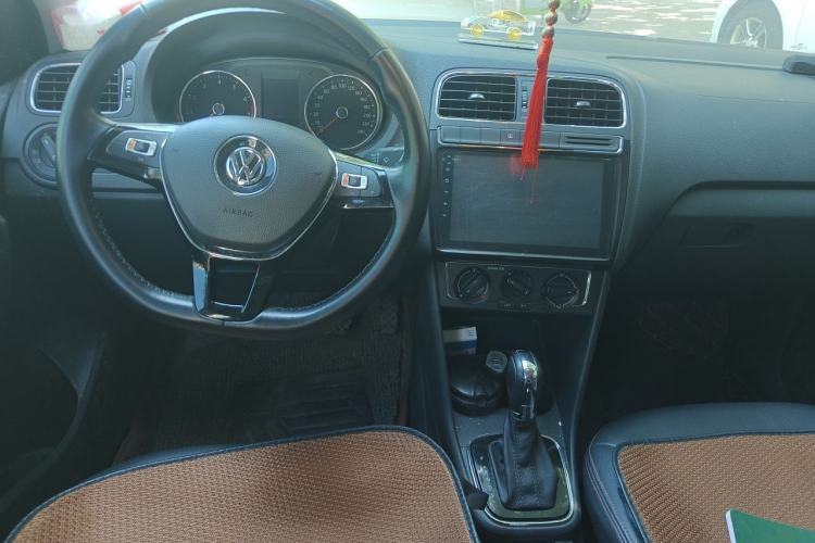Used Volkswagen Polo 2016 1.6L Automatic Comfort Model Center Console