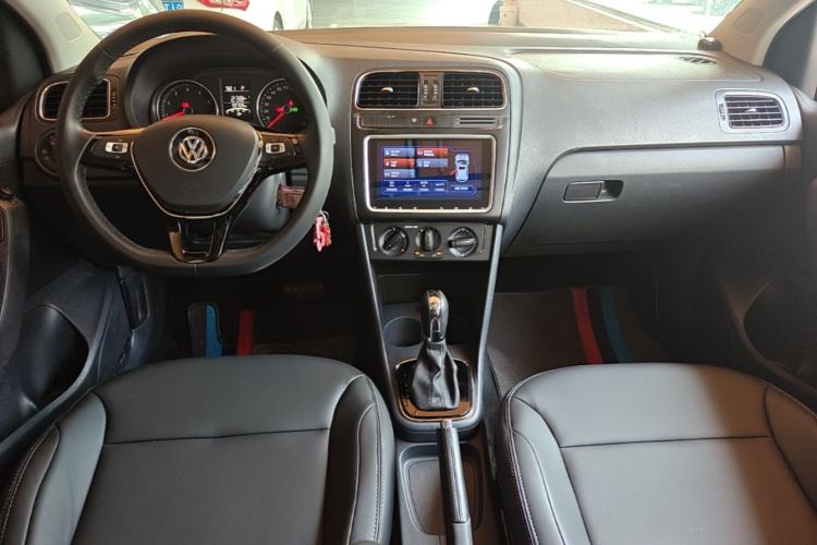 Used Volkswagen Polo 2016 1.6L Automatic Comfort Model Center Console