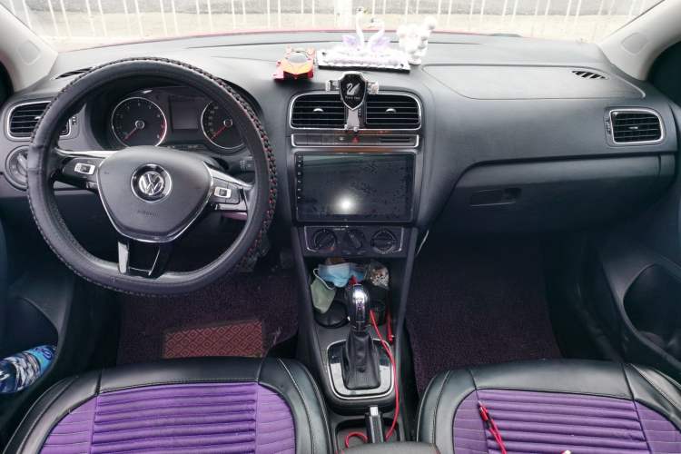 Used Volkswagen Polo 2016 1.6L Automatic Comfort Model Center Console