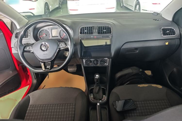 Used Volkswagen Polo 2016 1.6L Automatic Comfort Model Center Console