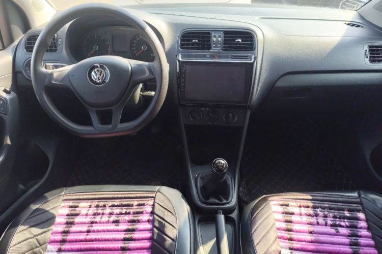 Used Volkswagen Polo 2016 1.4L Manual Fashion Model Center Console