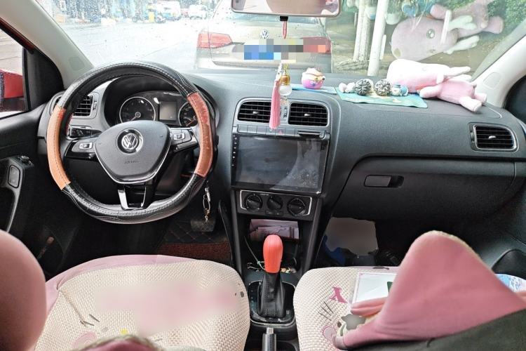 Used Volkswagen Polo 2016 1.6L Automatic Comfort Model Center Console