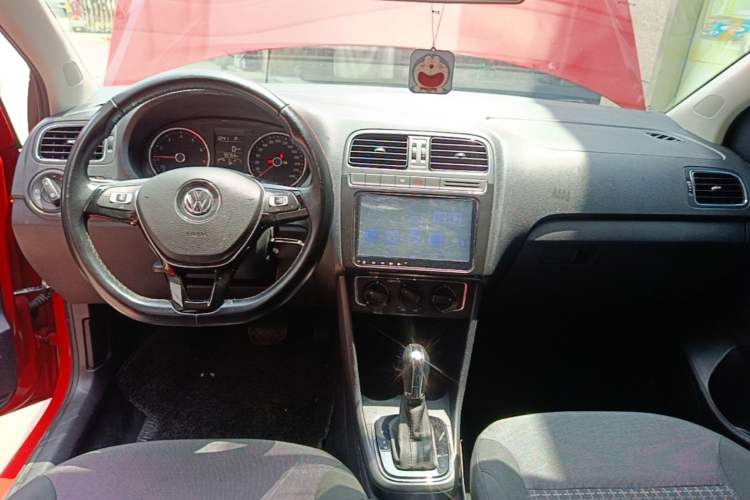 Used Volkswagen Polo 2016 1.6L Automatic Comfort Model Center Console
