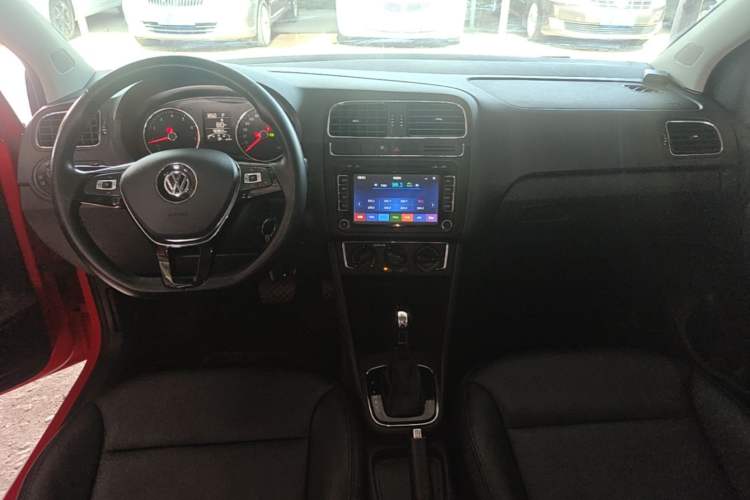 Used Volkswagen Polo 2016 1.6L Automatic Comfort Model Center Console