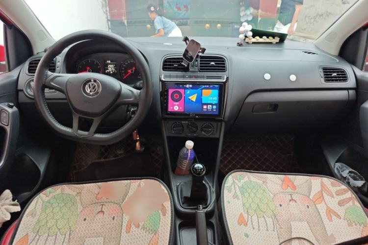Used Volkswagen Polo 2016 1.4L Manual Fashion Model Center Console