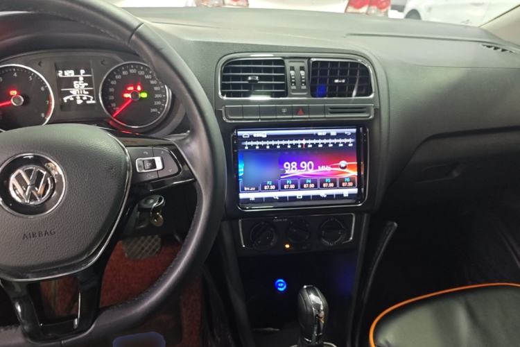 Used Volkswagen Polo 2016 1.6L Automatic Comfort Model Center Console