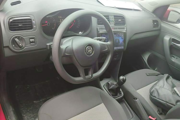 Used Volkswagen Polo 2016 1.4L Manual Fashion Model Center Console