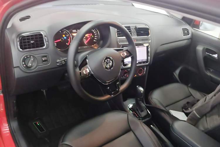 Used Volkswagen Polo 2016 1.6L Automatic Comfort Model Center Console