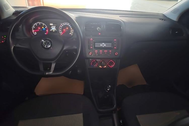 Used Volkswagen Polo 2016 1.4L Manual Fashion Model Center Console