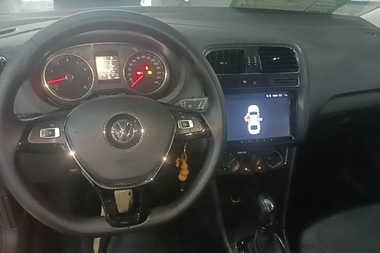 Used Volkswagen Polo 2016 1.6L Automatic Comfort Model Center Console