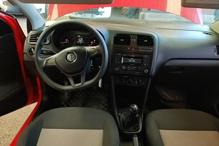 Used Volkswagen Polo 2016 1.4L Manual Fashion Model Center Console