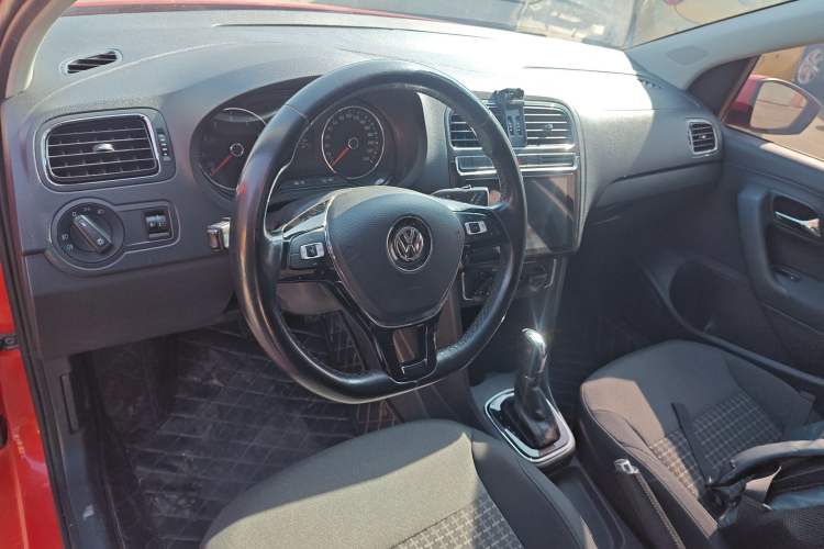 Used Volkswagen Polo 2016 1.6L Automatic Comfort Model Center Console
