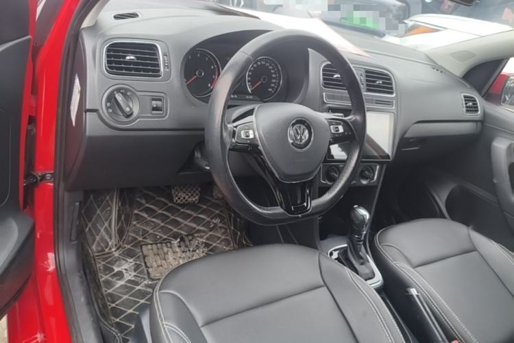 Used Volkswagen Polo 2016 1.6L Automatic Comfort Model Center Console