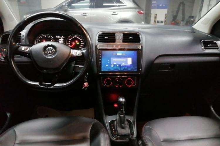 Used Volkswagen Polo 2016 1.6L Automatic Comfort Model Center Console