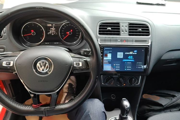 Used Volkswagen Polo 2016 1.6L Automatic Comfort Model Center Console