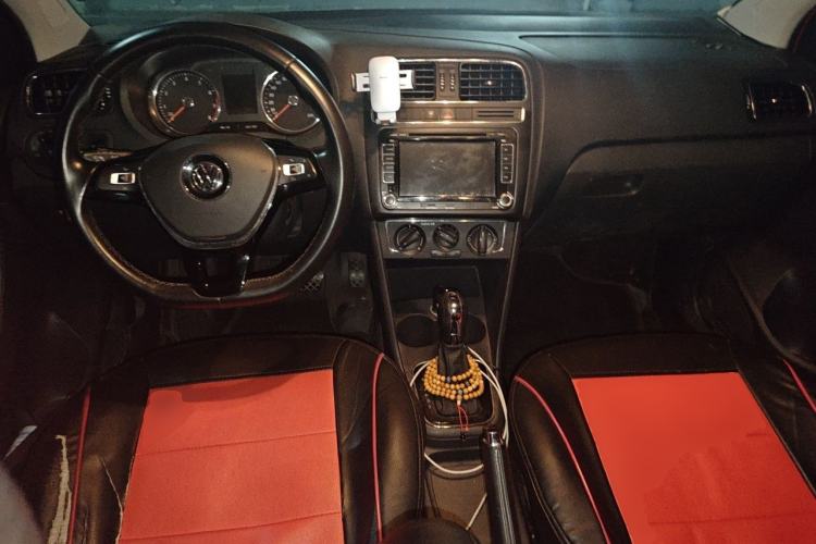 Used Volkswagen Polo 2016 1.6L Automatic Comfort Model Center Console