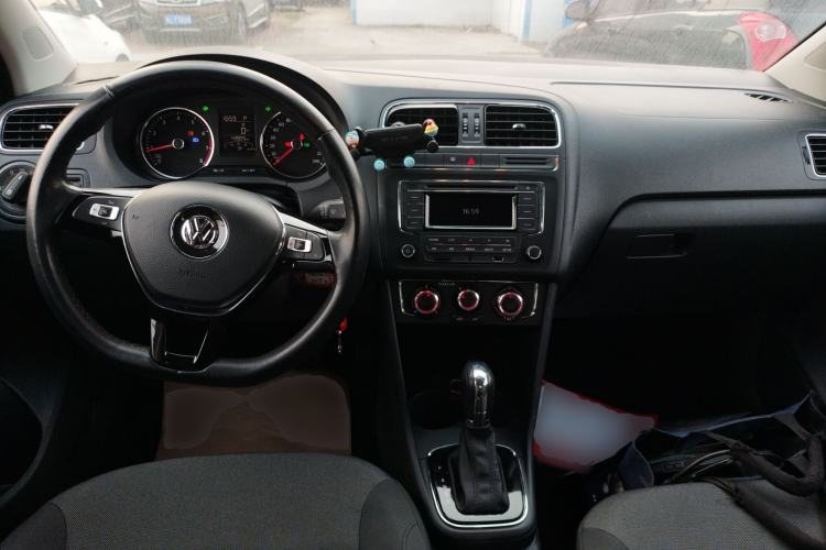Used Volkswagen Polo 2016 1.6L Automatic Comfort Model Center Console