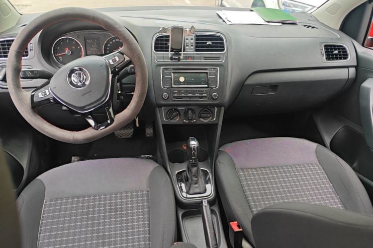 Used Volkswagen Polo 2016 1.6L Automatic Comfort Model Center Console