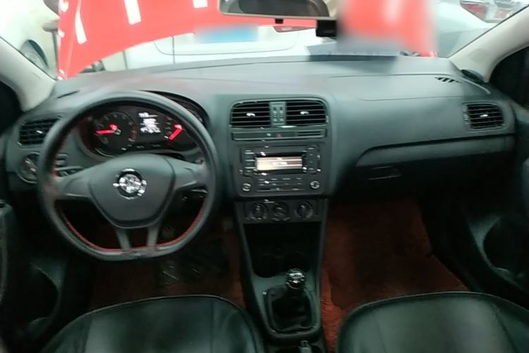 Used Volkswagen Polo 2016 1.4L Manual Fashion Model Center Console