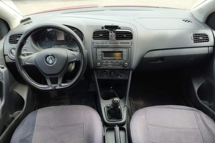 Used Volkswagen Polo 2016 1.4L Manual Fashion Model Center Console