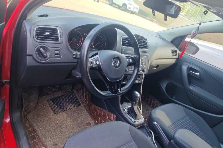 Used Volkswagen Polo 2016 1.6L Automatic Comfort Model Center Console