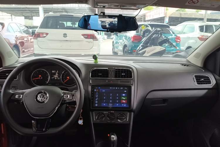 Used Volkswagen Polo 2016 1.6L Automatic Comfort Model Center Console