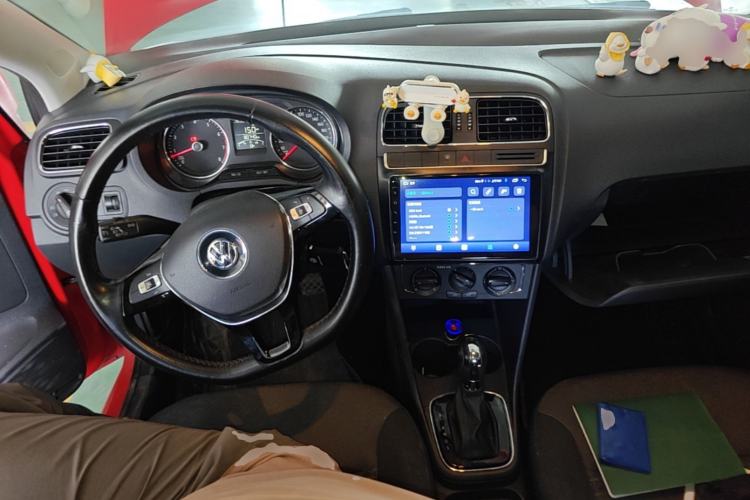 Used Volkswagen Polo 2016 1.6L Automatic Comfort Model Center Console