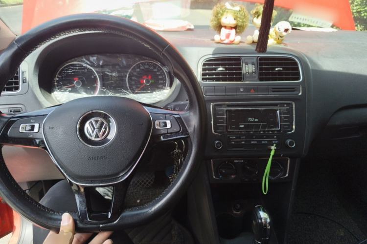 Used Volkswagen Polo 2016 1.6L Automatic Comfort Model Center Console