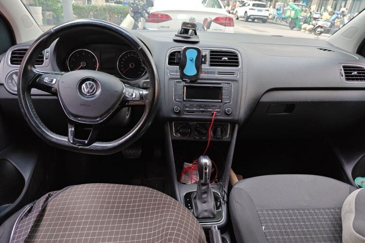 Used Volkswagen Polo 2016 1.6L Automatic Comfort Model Center Console
