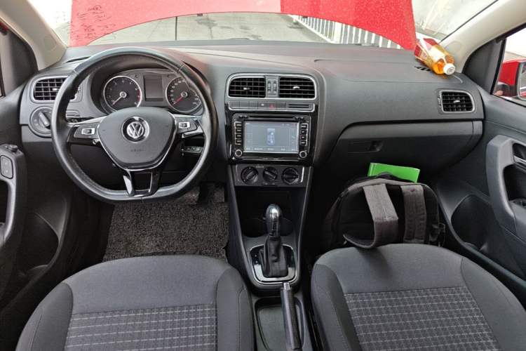 Used Volkswagen Polo 2016 1.6L Automatic Comfort Model Center Console