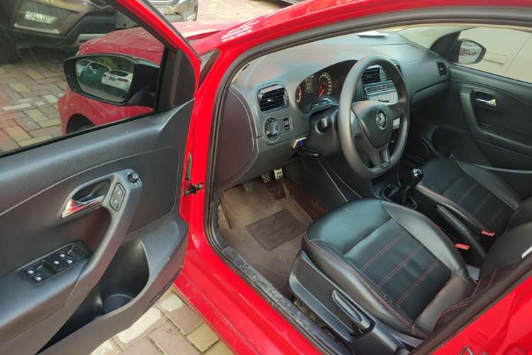 Used Volkswagen Polo 2016 1.4L Manual Fashion Model Driver Seat