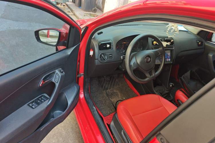 Used Volkswagen Polo 2016 1.4L Manual Fashion Model Driver Seat