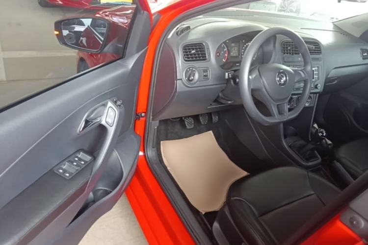 Used Volkswagen Polo 2016 1.4L Manual Fashion Model Driver Seat